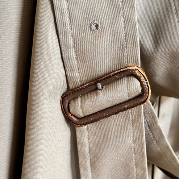 Burberry Men’s Vintage Trench Coat - size medium- great condition- authentic - Picture 7 of 16